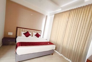 Deluxe Double Room, 1 King Bed, Non Smoking, Air conditioning | Down duvets, individually decorated, individually furnished - Chamundi Comforts (Hassan)