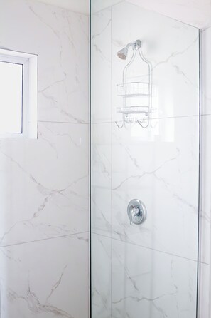 Regadera, toallas, jabón, papel de baño 