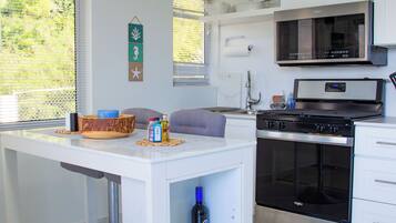 Frigorifero, microonde, forno, piano cottura