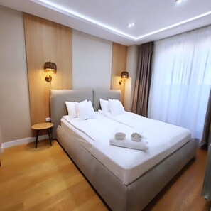 2 habitaciones, caja de seguridad en la habitación y escritorio 