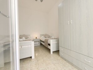 2 chambres, lit parapluie, draps fournis