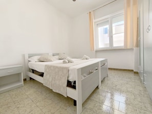 2 bedrooms, travel cot, bed sheets