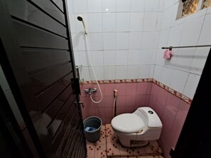 Dusche, Regendusche, kostenlose Toilettenartikel, Handtücher