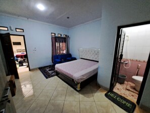 Free WiFi, bed sheets - OYO 94417 Putridapisa Guest House (Bandung)