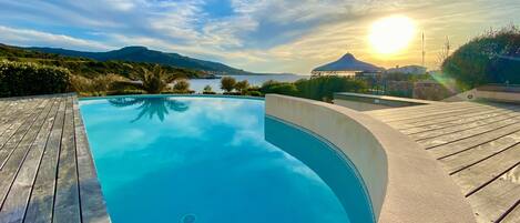 Piscine couverte, piscine extérieure