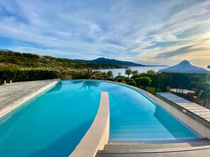 Inomhuspool och utomhuspool