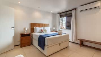 3 habitaciones, tabla de planchar con plancha y cuna de viaje