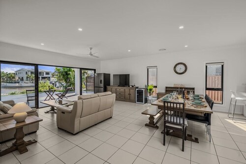 Scenic 5-Bed Riverview Classic & Relaxing Escape