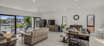 Scenic 5-Bed Riverview Classic & Relaxing Escape