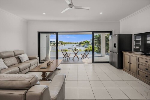 Scenic 5-Bed Riverview Classic & Relaxing Escape