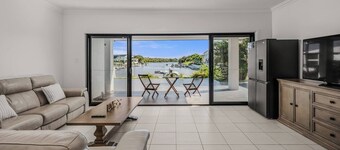 Scenic 5-Bed Riverview Classic & Relaxing Escape