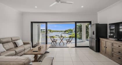 Scenic 5-Bed Riverview Classic & Relaxing Escape