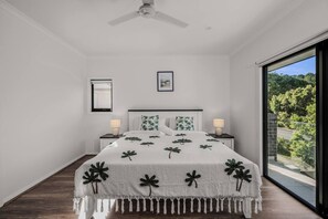 5 chambres, bureau, fer et planche à repasser, lit de bébé portatif
