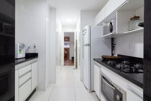 Kjøleskap, mikrobølgeovn, ovn og kokeplater