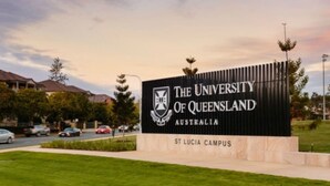 Señal del Campus St Lucia de la Universidad de Queensland, con una vista despejada de los alrededores.