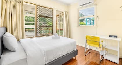 Walk to UQ, Shops & Transit – Great Value Studio