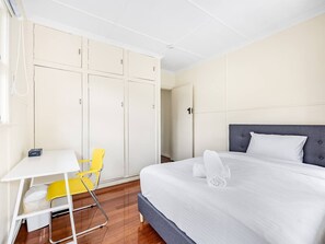 1 bedroom, desk, WiFi, bed sheets - Walk to UQ, Shops & Transit – Great Value Studio (Saint Lucia)