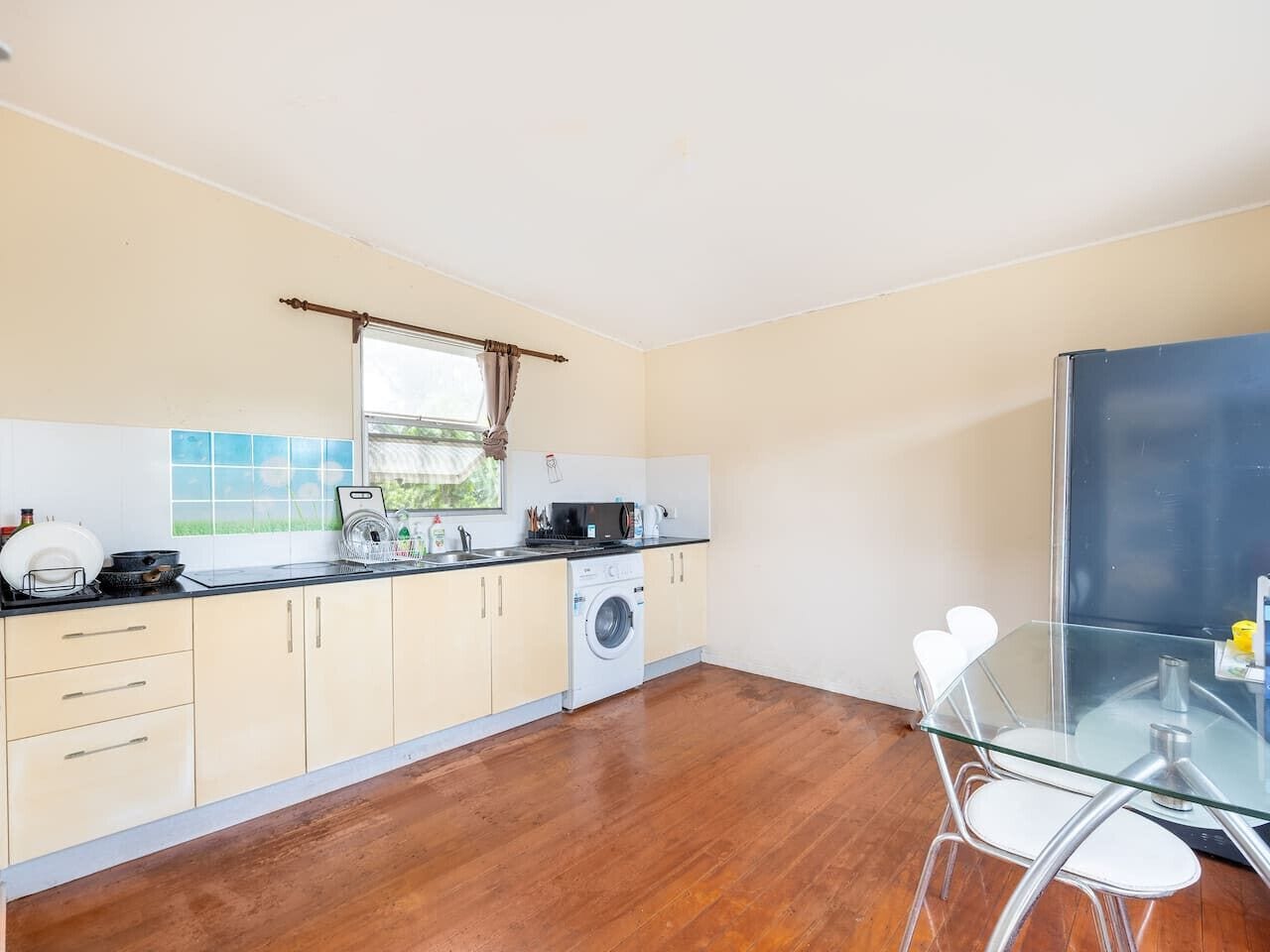 Kühlschrank, Mikrowelle, Herdplatte