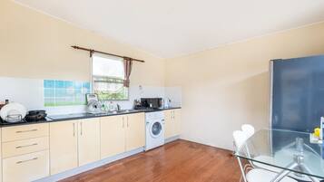 Kühlschrank, Mikrowelle, Herdplatte