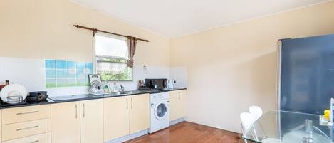 Refrigerador, microondas y parrilla de estufa