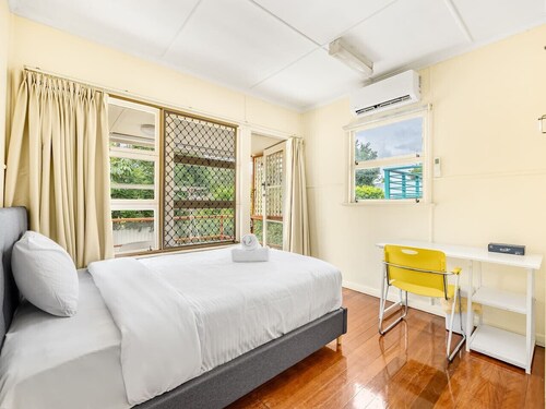 Walk to UQ, Shops & Transit – Great Value Studio
