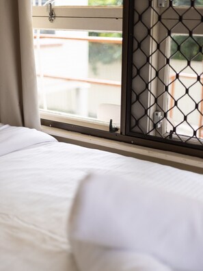 1 bedroom, desk, WiFi, bed sheets - Walk to UQ, Shops & Transit – Great Value Studio (Saint Lucia)