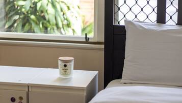 1 bedroom, desk, WiFi, bed sheets