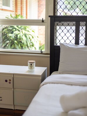 1 bedroom, desk, WiFi, bed sheets - Affordable Studio – Steps from UQ/ Shops/ Transit (Saint Lucia)