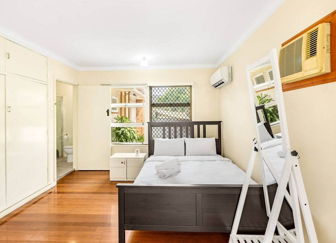 1 bedroom, desk, WiFi, bed sheets