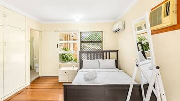 1 bedroom, desk, WiFi, bed sheets