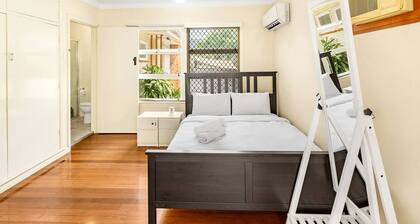 Affordable Studio – Steps from UQ/ Shops/ Transit