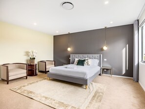 5 bedrooms, desk, iron/ironing board, WiFi