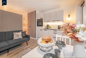 TV, ping pong, stereo