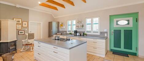 Een koelkast, een magnetron, een oven, een kookplaat