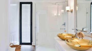 Dusche, Haartrockner, Bidet, Handtücher