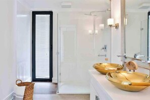 Douche, séchoir à cheveux, bidet, serviettes fournies