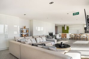 TV connectée, cheminée, table de tennis de table, livres