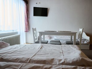 5 bedrooms, free WiFi, bed sheets - Stunning private villa for 12 guests with WIFI, TV, balcony and pets allowed (Jilemnice)