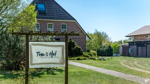 A sign for "Tom's Hof" indicating a property for sale. - Dascha vacation apartment in the Baltic seaside resort of Dierhagen (Dierhagen)