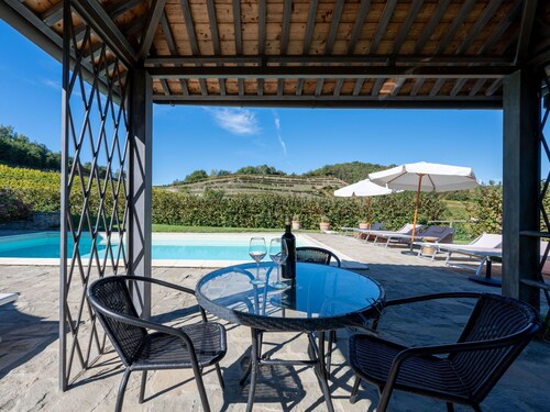Beautiful private villa for 30 people with WIFI, private pool, hot tub, TV, patio and pets allowed