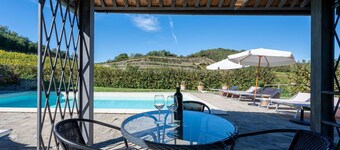 Alleinstehendes Ferienhaus mit  W-LAN, privatem Pool, Whirlpool, TV, Innenhof, Haustiere erlaubt