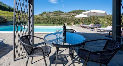 Beautiful private villa for 30 people with WIFI, private pool, hot tub, TV, patio and pets allowed