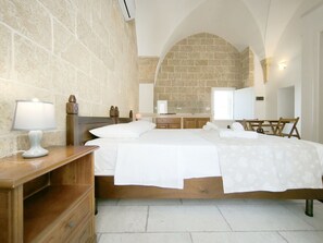 2 chambres, lit parapluie, draps fournis