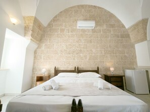 2 bedrooms, travel crib, bed sheets
