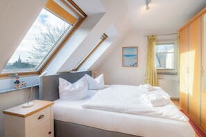 1 Schlafzimmer, Reisekinderbett, Bettwäsche