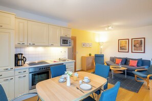 Fridge, microwave, oven, stovetop - Düneneck 22 - maritime vacation apartment with balcony (Zempin)