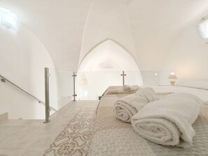 2 habitaciones, cuna de viaje y ropa de cama 