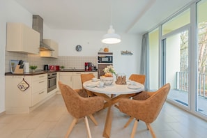 Fridge, microwave, oven, stovetop - Südwind 19 - Enjoy Zempin in a quiet location with swimming pool and sauna (Zempin)