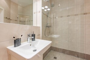 Douche, serviettes fournies