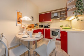 Kühlschrank, Mikrowelle, Ofen, Herdplatte